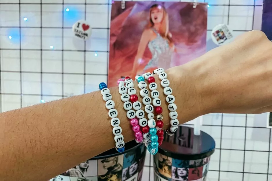 Pulseiras da amizade dos "swifties"